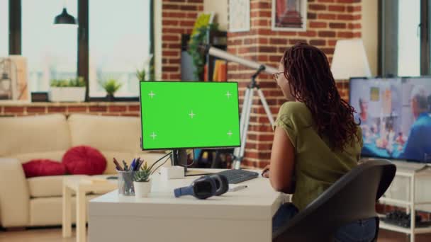 Kobieta Freelancer Pomocą Komputera Zielonym Ekranem Praca Domu Wyświetlaczem Klawiszy — Wideo stockowe