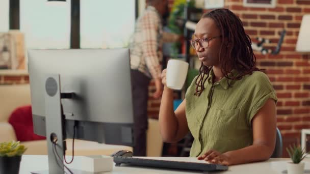 Молода Жінка Працює Дистанційно Дому Роботі Компанії Виконує Бухгалтерське Завдання — стокове відео
