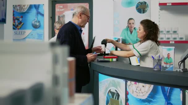 Yaşlı Müşteriler Kredi Kartı Temassız Ödemeleriyle Ilaç Satın Alıyorlar Pos — Stok video