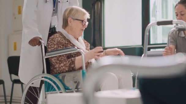 Starsza Osoba Wózku Inwalidzkim Korzystająca Ramy Spacerowej Ośrodku Zdrowia Czuje — Wideo stockowe