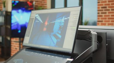 Profesyonel içerik yaratmak için teknolojisi olan boş geliştirme ofisi, bilgisayar üzerinde kaba yazılım çalıştırmak ve imalat arayüzü üretmek. Sanatsal becerileri olan yaratıcı ajans stüdyosu.