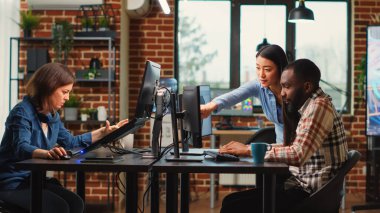 Genç profesyonel geliştiriciler mühendislik bilgisi oluşturmak için bilgisayar üzerinde kaba yazılım kullanarak beceriler kullanıyorlar. Yaratıcı elektronik 3D geliştirme üzerinde çalışan çeşitli meslektaşlar.