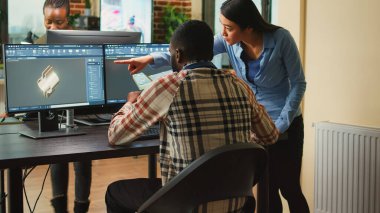 Profesyonel endüstri uzmanları motor geliştirme üzerinde çalışıyor. 3D kaba yazılım, endüstriyel ürün. Yaratıcı mühendisler prototip bileşenlerini modelliyor, dijital varlık endüstriyel sahnesi.