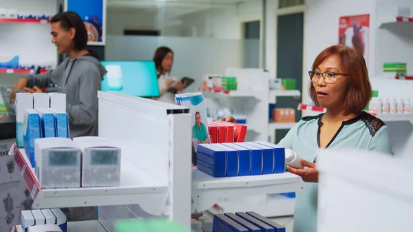 Жінка Клієнт Аналізує Ліки Таблетки Аптеці Шукає Ліки Лікування Рецептів — стокове фото