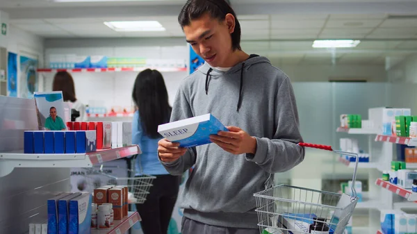 Orang Asia Memeriksa Kotak Produk Medis Apotek Membeli Obat Obatan — Stok Foto