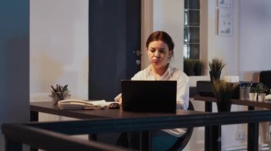 Başlangıçta takım çalışması yapan çeşitli iş arkadaşları, ortaklık sunumunu planlamak için gece geç saatlerde laptop kullanıyorlar. Ajans ofisinde profesyonel veri raporu oluşturmak için işbirliği yapmak.