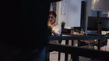 Yıkıcı kadın CEO gece geç saatlerde rapor vermek ve profesyonel e-posta göndermek için dizüstü bilgisayar üzerinde çalışıyor, kurumsal sunum yaratıyor. Ağ uygulamasında yönetici paylaşımı yapmak için bilgisayar kullanmak.