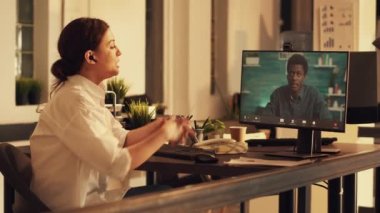 Freelancer, Afrikalı Amerikalı bir adamla çevrimiçi video görüşmesinde konuşuyor, müdürle internet telekonferans toplantısına katılıyor. Bilgisayarda webcam kullanmak ve video konferansında sohbet etmek.