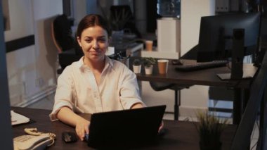 Bilgisayarda araştırma yapan başarılı bir kadının portresi, çevrimiçi ağ kullanarak. Gece geç saatlere kadar çalışan güçlü kadın girişimci, yazılım geliştiricisi web projesi yaratıyor. El kamerasıyla..