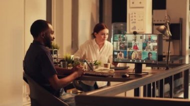 İnternet kamerasıyla şirket toplantısına katılan Afrikalı Amerikalı serbest yazar. Uzaktan telekonferans görüşmesinde iş arkadaşlarıyla konuşmak, ofisteki çevrimiçi brifing video konferansı..