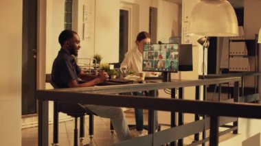 İnternet üzerinden yapılan telekonferans görüşmesinde iş arkadaşlarıyla konuşmak için web kameralı bir bilgisayar kullanarak kurumsal video toplantısına katılan Afrikalı Amerikalı bir işçi. Video konferansında konuşuyorum. El kamerasıyla..