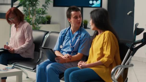 간호사와 동양인 여성들은 디지털 태블릿으로 검진을 지원에 이야기합니다 진료소에서 치료하는 — 비디오