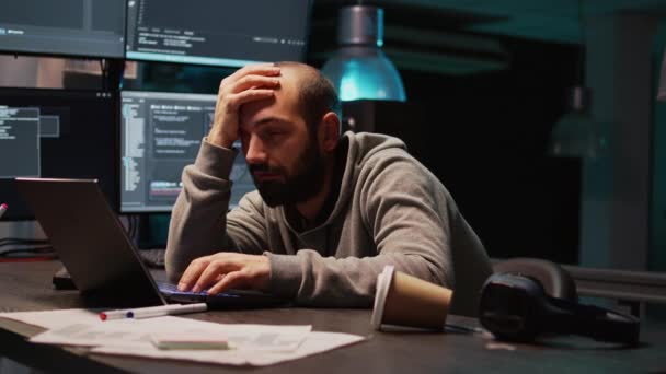 Μηχανικός Λογισμικού Χασμουρείται Και Αποκοιμιέται Στο Γραφείο Είναι Εξαντλημένος Και — Αρχείο Βίντεο