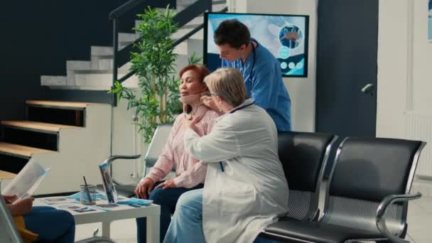 Medizinisches Personal Entfernt Einem Älteren Patienten Mit Fraktur Den Halswirbelkragen — Stockvideo