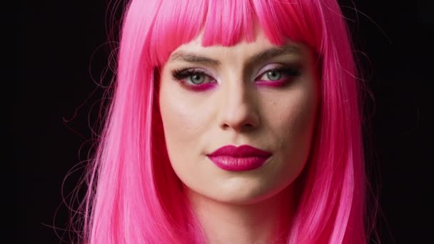 Stilvolle Glamour Person Mit Pinkfarbener Perücke Posiert Studio Fühlt Sich — Stockvideo