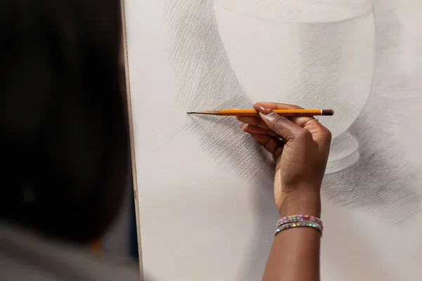 无法辨认的非洲画家的手在艺术工作室用铅笔在白色的表面上作画 未被发现的有才华的女漫画家在创意工作室用笔作画 — 图库照片
