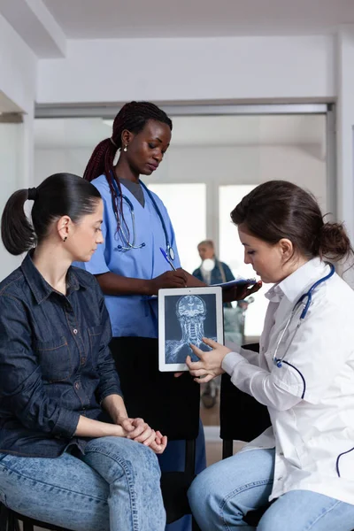 Laboratuvar Doktoru Hastane Konsültasyonundaki Hastanın Vücut Görüntülerini Inceliyor Hasta Kadın — Stok fotoğraf