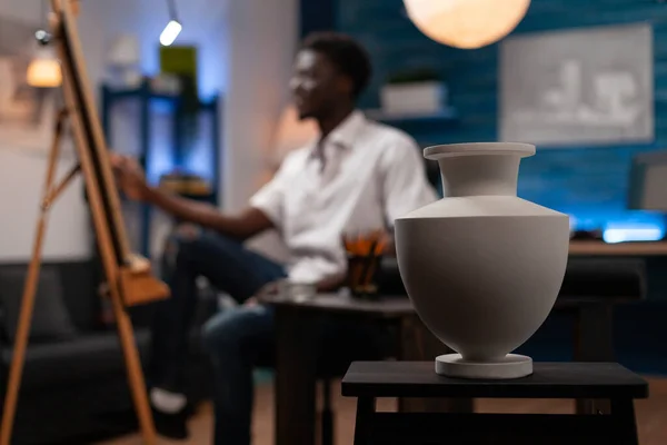 Artista Afroamericano Che Crea Uno Schizzo Professionale Vaso Ceramica Cavalletto — Foto Stock