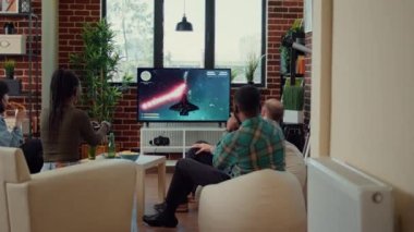 Çeşitli insanlar video oyunları müsabakalarıyla eğleniyor, sosyal toplantılarda online çekim yarışması yapıyorlar. Televizyon konsolunda oyun oynamak, evde bira içmek..