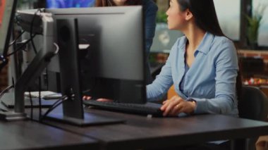 Sanatsal yapım ekibi yaratıcı yetenekleri ve yapay zekayı kullanarak modern içerik yaratmak için fikirler üretiyor. Uygulamada ya da oyun geliştirmede çalışan kadınlar, profesyonel iş.