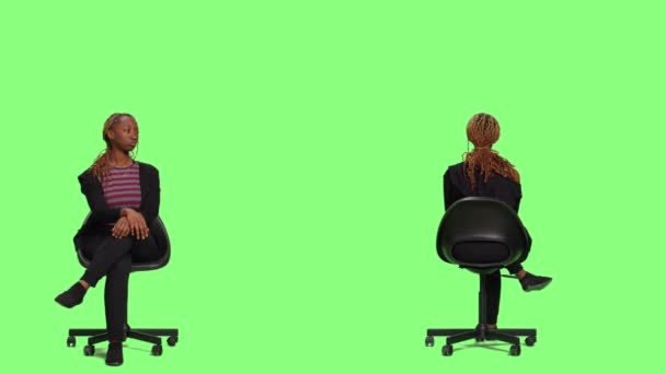 Modelo Feminina Sentada Cadeira Dois Lados Corpo Inteiro Greenscreen Pano — Vídeo de Stock