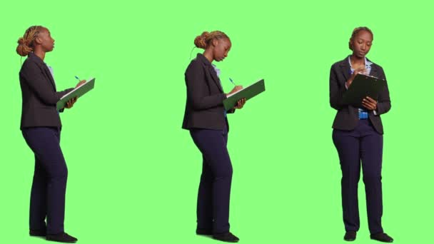 企业会计在绿色背景的文件上做笔记 在剪贴板上写信息和公司数据 作为经理工作的妇女的全身绿色屏幕 — 图库视频影像