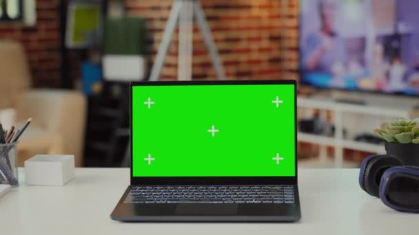 笔记本电脑显示器显示孤立的绿色屏幕在空的桌子上在家里 有空白的彩色键模板在无线Pc 客厅空间中带有复制空间模拟背景的屏幕 — 图库视频影像
