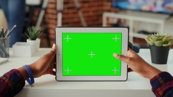 女性自由职业者在家里的无线小玩艺儿上使用水平绿色屏幕 观看带有独立模板和彩色键背景的显示 和模拟的网络空间一起工作 靠近点 — 图库视频影像