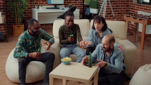 多种族的朋友在智能手机上拍有趣的照片 一起回忆 在家里的聚会上大笑 喝啤酒 打电话拍照 — 图库视频影像