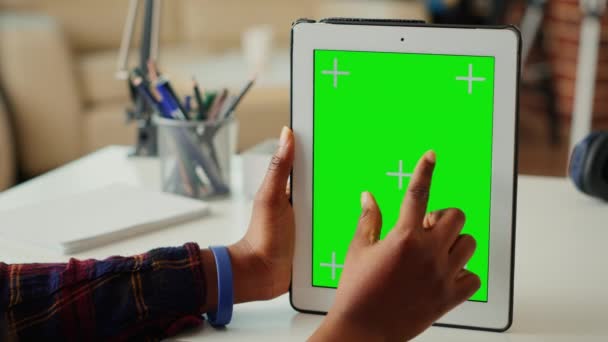 女企业家在数字平板电脑上垂直地保持孤立的绿色屏幕 在模拟背景下观看空白的彩色键显示 在便携式设备上使用复制空间 靠近点 — 图库视频影像