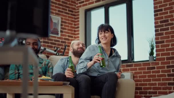 Fröhliche Gruppe Von Freunden Die Mit Bierflaschen Anstoßen Und Comedy — Stockvideo