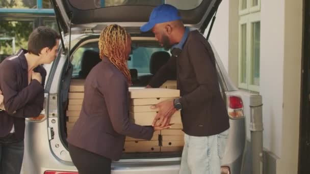 Mężczyzna Pizzeria Kurier Dając Pudełka Pizzy Klientów Budynku Biurowym Dostarczając — Wideo stockowe