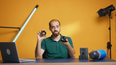 Profesyonel fotoğrafçı 50 mm ve 100 mm objektifin karşılaştırma kaydı. Kamera merceği teknolojisi, dijital kayıt, sosyal medya, içerik yaratıcısı, profesyonel stüdyo