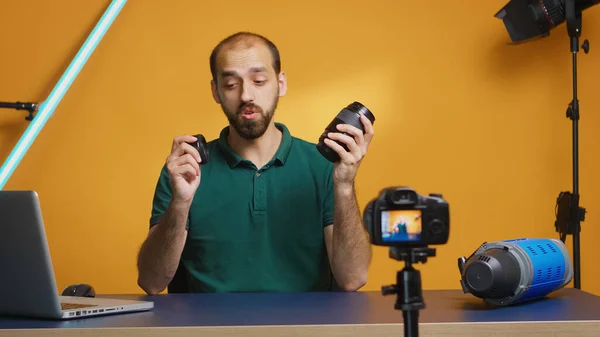 Fotograf Testet Kameraobjektive Während Der Aufzeichnung Der Vlog Episode Kameraobjektiv — Stockfoto