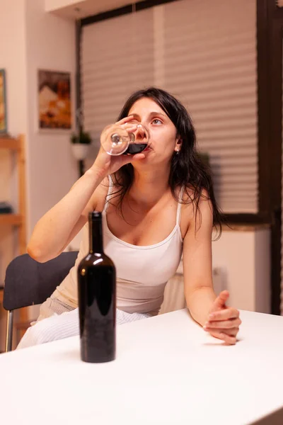 Γυναίκα Προβλήματα Ζωής Πίνει Πολύ Αλκοόλ Στο Τραπέζι Της Κουζίνας — Φωτογραφία Αρχείου