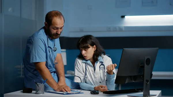 Ärztin Schreibtisch Mit Assistentin Die Medizinische Expertise Analysiert Während Sie — Stockfoto