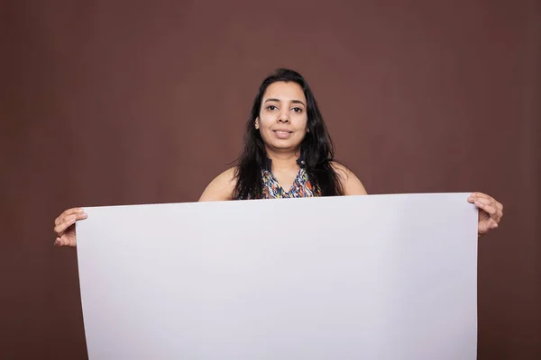 Mulher Índia Sorrindo Segurando Banner Promoção Branco Com Espaço Cópia — Fotografia de Stock