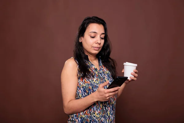 Індійська Жінка Спілкується Соціальних Мережах Каву Користується Смартфоном Надсилає Текстові — стокове фото
