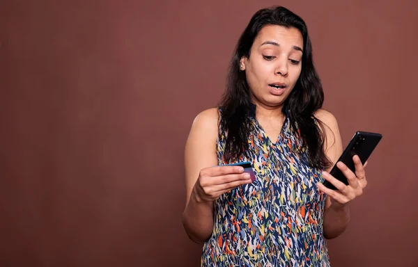 Hintli Bir Kadın Elinde Akıllı Telefon Kredi Kartıyla Online Mağazadan — Stok fotoğraf