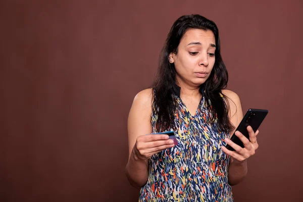 Hintli Bir Kadın Ecommerce Sitesinden Mal Alıyor Elinde Akıllı Telefon — Stok fotoğraf