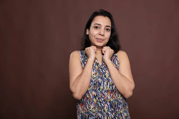 Leende Indian Kvinna Som Håller Knytnävar Kinderna Porträtt Söt Pose — Stockfoto