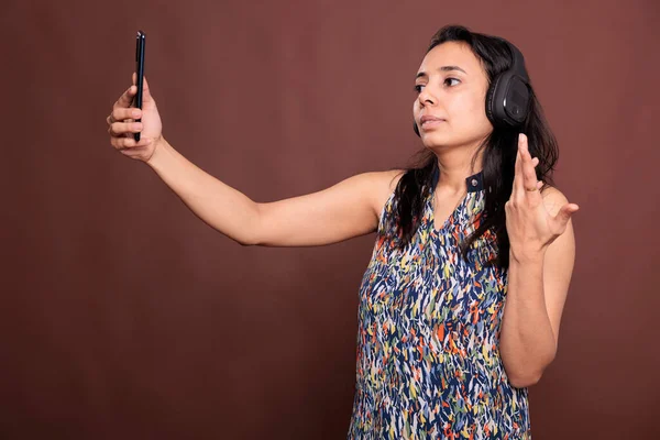 Femme Indienne Dans Les Écouteurs Bavarder Sur Smartphone Vidéoconférence Gesticuler — Photo