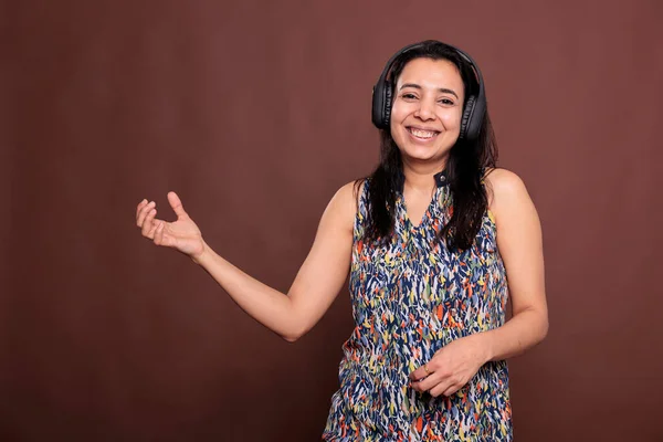 Χαμογελώντας Ινδή Ακουστικά Κοιτάζοντας Την Κάμερα Ακούγοντας Μουσική Χαρούμενη Έκφραση — Φωτογραφία Αρχείου