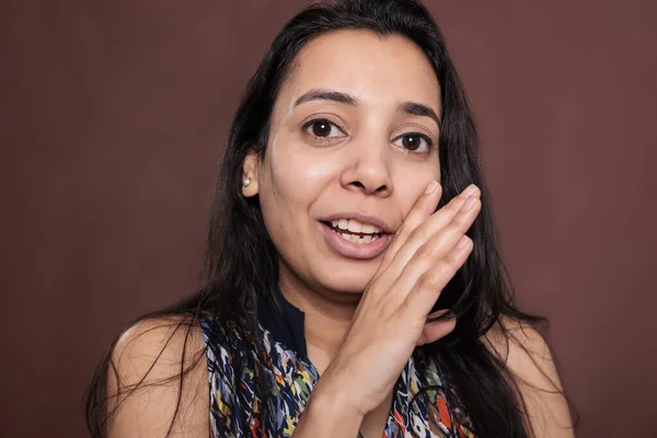 Индийская Женщина Шепчет Рассказывая Тайный Крупный План Держа Руку Возле — стоковое фото