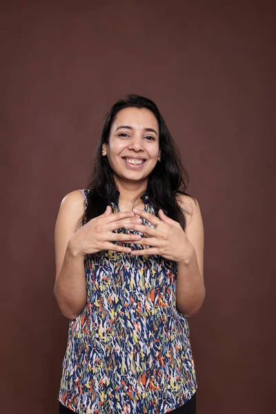 Sorrindo Mulher Índia Rindo Entrelaçando Dedos Retrato Olhando Para Câmera — Fotografia de Stock