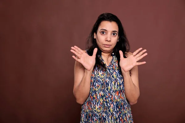 Indische Frau Zeigt Keine Problem Geste Mit Handflächen Blick Die — Stockfoto
