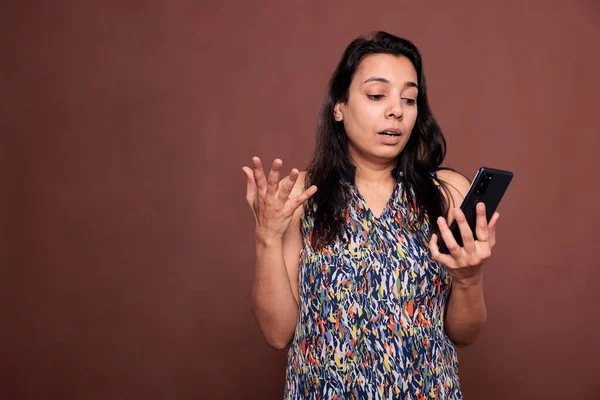 Роздратована Індійська Жінка Використовує Додаток Смартфона Читаючи Новини Інтернеті Заплутана — стокове фото