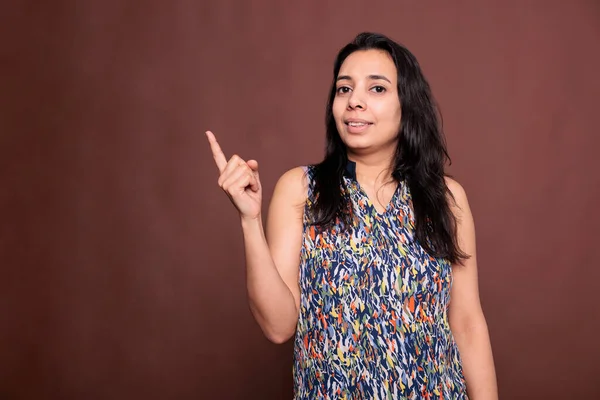 Indická Žena Ukazující Stranu Ukazováčkem Reklamní Produkt Osoba Stojící Dívající — Stock fotografie