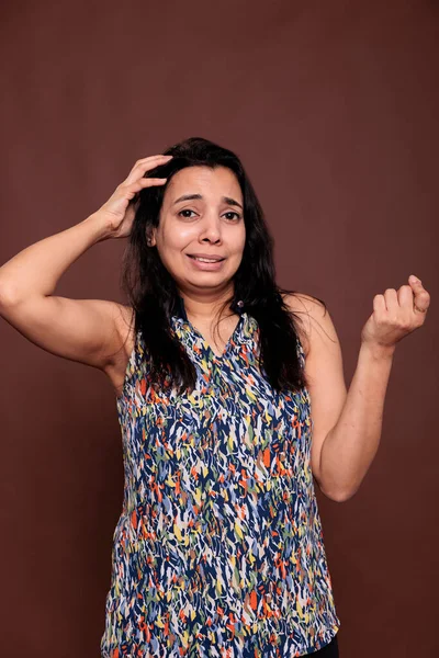 Mujer India Sonriente Pensativa Frotando Cabeza Con Retrato Expresión Facial — Foto de Stock
