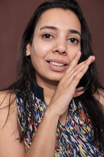 Mujer India Susurrando Contando Secretos Chismorreando Sosteniendo Palma Cerca Boca — Foto de Stock